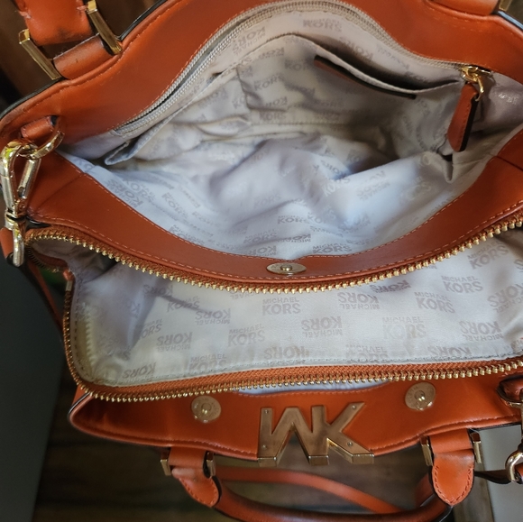 Michael Kors medium/large 9 pocket cross body purse - Picture 5 of 7